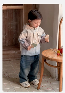 Details der Kinder-Kapuzenjacke mit Farbverlauf, Pattentasche und weit geschnittener Jeans