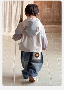 Detailansicht der Rückseite: Kinder Kapuzenjacke und Jeans mit Löwen-Aufnäher