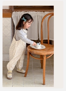 Dettagli della salopette floreale per bambina con maglia a maniche lunghe con volant