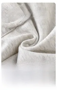Détail du tissu en coton gris doux et respirant pour ensemble bébé confortable