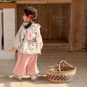 Ensemble fille avec sweat à capuche gris aux oreilles de lapin et pantalon rose décontracté