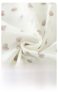 Vista macro del tessuto a nido d'ape traspirante con cuori rosa e trama morbida