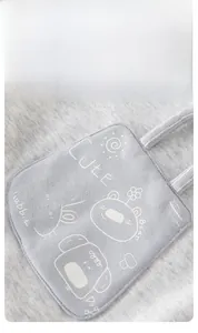 Détail du sweat-shirt pour bébé avec poche plaquée d'animaux et motifs mignons