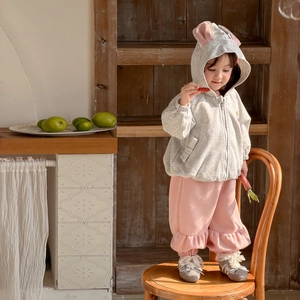 Ensemble sweat à capuche gris avec oreilles de lapin et pantalon rose à volants