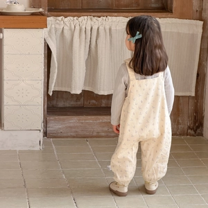 Completo bimba con salopette a fiori e maglia grigia a maniche lunghe stile vintage