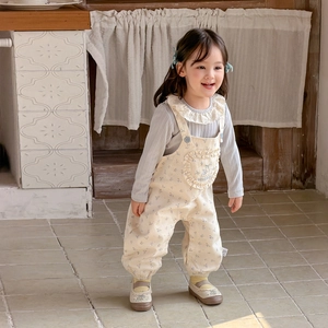 Set salopette floreale per bambina con top a volant e pantaloni con bretelle a fiori