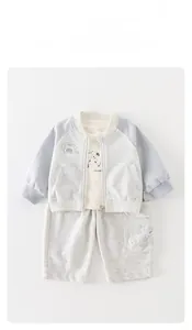 Ensemble décontracté trois pièces pour bébé avec veste, t-shirt et pantalon en bleu clair