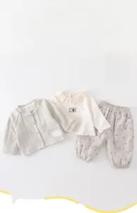 Detailansicht dreiteiliges Baby-Outfit für Mädchen mit A-Zertifikat und Baumwollstoff