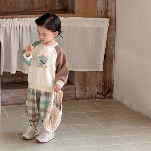 Ensemble deux pièces pour bébé avec sweat éléphant bicolore et pantalon à carreaux