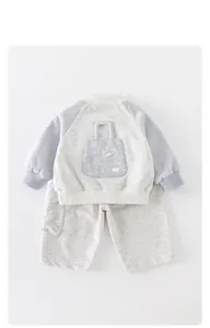 Ensemble sweat et short pour bébé en coton gris et bleu avec broderie d'animaux mignons