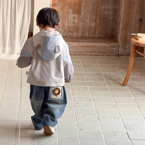 Jungen Kapuzenjacke mit Farblock-Design und niedlichen 3D-Ohren und Vintage-Wide-Leg-Jeans