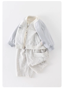 Détail de l'ensemble de sport pour bébé en coton avec manches bleues et motif de dessin animé
