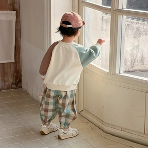 Ensemble de printemps deux pièces pour bébés avec sweat color-block et pantalon