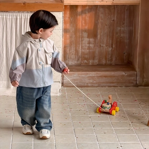 Jungen Frühling Kapuzenjacke im Patchwork-Stil und Denim Hose Casual Outfit