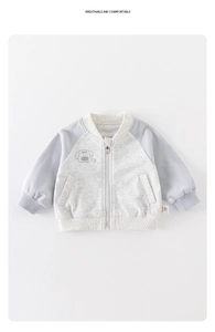 Détail d'une veste de baseball pour bébé avec motif de chien et finitions en maille côtelée