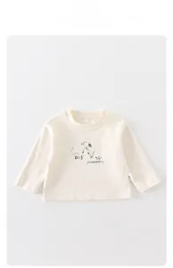 Détail du sweat-shirt en coton pour bébé avec imprimé chiot et encolure ronde