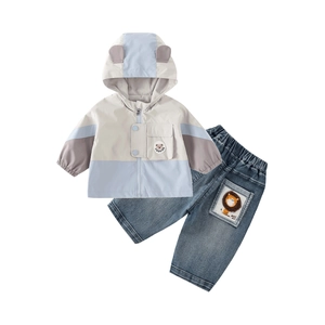 Kinder-Patchwork-Jacke mit Kapuze und Jeans mit Löwen-Aufnäher im flachen Stil