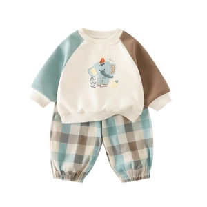 Ensemble bébé 2 pièces avec sweat éléphant bicolore et pantalon à carreaux sur fond blanc