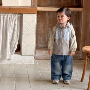 Ensemble coupe-vent à capuche pour petit garçon avec jean large pour printemps