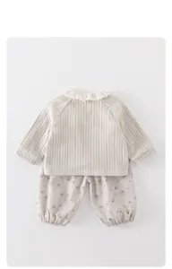 Detail von Strickjacke mit Spitzenkragen und floraler Hose für Kleinkinder Mädchen
