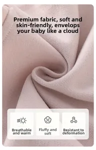 Gros plan sur le tissu en coton tricoté rose doux et respirant pour bébé tenue