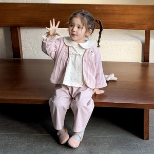 Süßes Set aus rosa Strickjacke und Blumenhemd mit passender Hose für Baby Mädchen