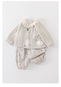 Details des Baby-Mädchen-Sets mit Strickjacke, Spitzenkragen-Top und Blumenhose