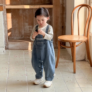 Haut à rayures pour bébé avec salopette en denim bleu marine et broderie chic
