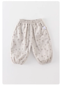 Detail der Babymädchen-Blumenhose aus beiger Baumwolle mit elastischem Bund und Bündchen