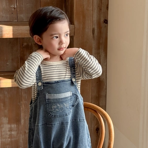 Ensemble printemps bébé chemise rayée et salopette en denim bleu avec broderie