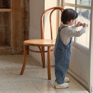Ensemble salopette en jean et t-shirt rayé pour bébé garçon de style minimaliste