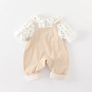 Completo due pezzi primaverile per neonata con camicia a cuori e salopette kaki