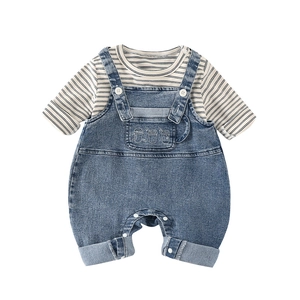 Ensemble bébé 2 pièces avec t-shirt rayé à manches longues et salopette en jean brodée