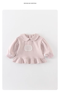 Détail du sweat-shirt rose pour bébé avec col Claudine et applique de dentelle