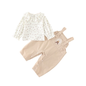 Set neonata con camicia a cuori e salopette con ricamo a forma di coniglio dolce