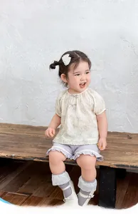 Details vom Babymädchen Sommer-Set mit besticktem Oberteil und lila Rüschenshorts
