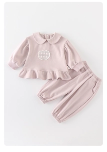 Vue détaillée de l'ensemble rose pour bébé fille avec col Claudine et volants en dentelle