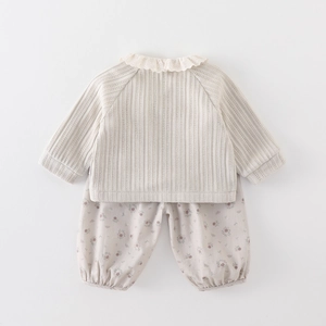 3-teiliges Baby-Mädchen-Set mit beiger Spitzen-Strickjacke und Vintage-Blumenhose