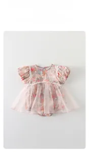 Dettaglio della pagliaccetto floreale neonata con pizzo rosa e gonna in tulle