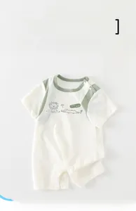 Détail du barboteuse bébé en coton doux avec imprimé lion et boutons-pression