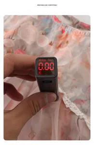 Dettaglio pagliaccetto neonato floreale rosa con test agente fluorescente 0,00