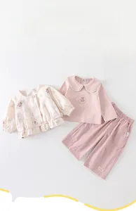 Ensemble trois pièces pour bébé fille avec cardigan à fleurs et haut en dentelle rose