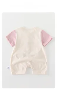 Detailansicht Baby-Strampler aus Baumwolle mit rosa Kontrastärmeln und weicher Textur