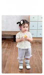 Spitzen T-Shirt mit Schleife und lila Shorts mit Rüschen für Baby Mädchen Sommer Set