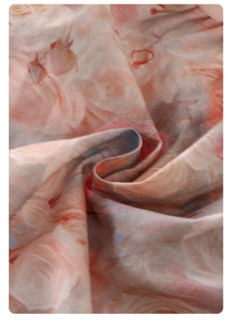 Dettaglio del morbido tessuto in chiffon con stampa di rose rosa per abiti neonata