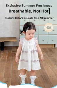 Détail d'une robe fleurie pour bébé fille avec ourlet à volants et coton respirant
