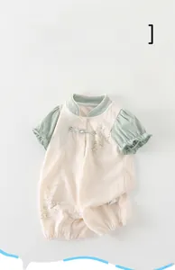 Détail de la barboteuse d'été pour bébé avec col chinois et broderies florales