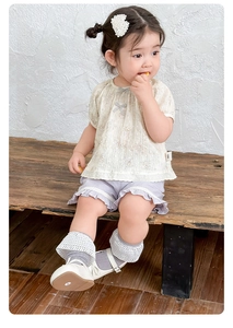 Details des Sommer-Outfits für Mädchen mit Spitzenoberteil, Shorts und Größenetikett 80