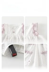 Vues détaillées de la robe fleurie en coton pour bébé avec manches à volants et tissu doux