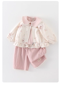 Détails de la veste bébé à fleurs, col Claudine et pantalon rose à bordure dentelle